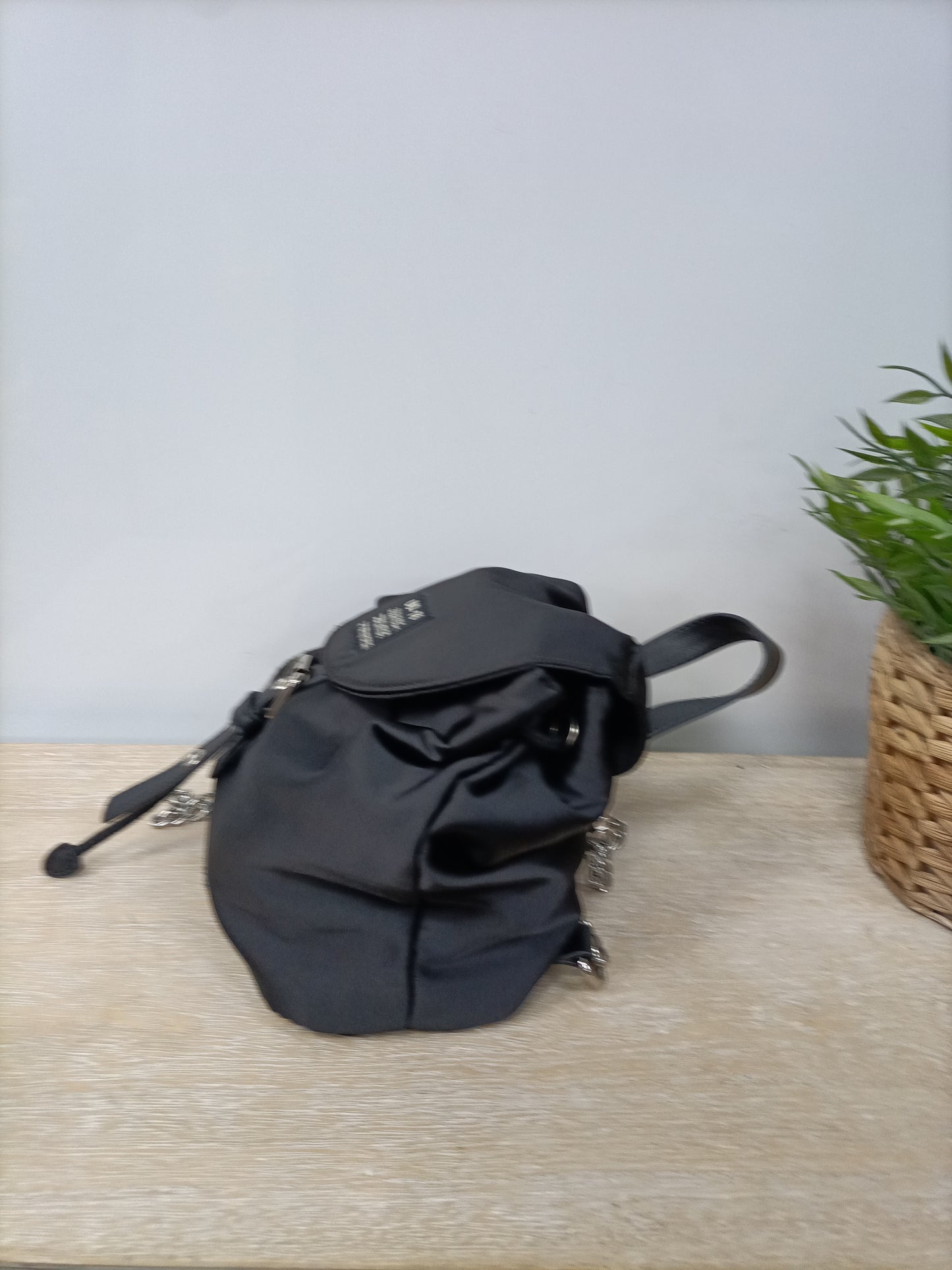 OTRAS. Mochila negra