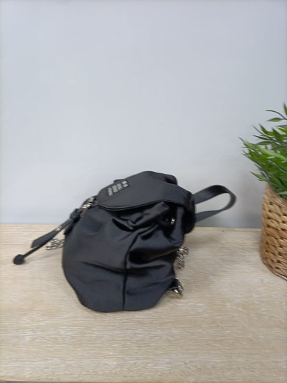 OTRAS. Mochila negra