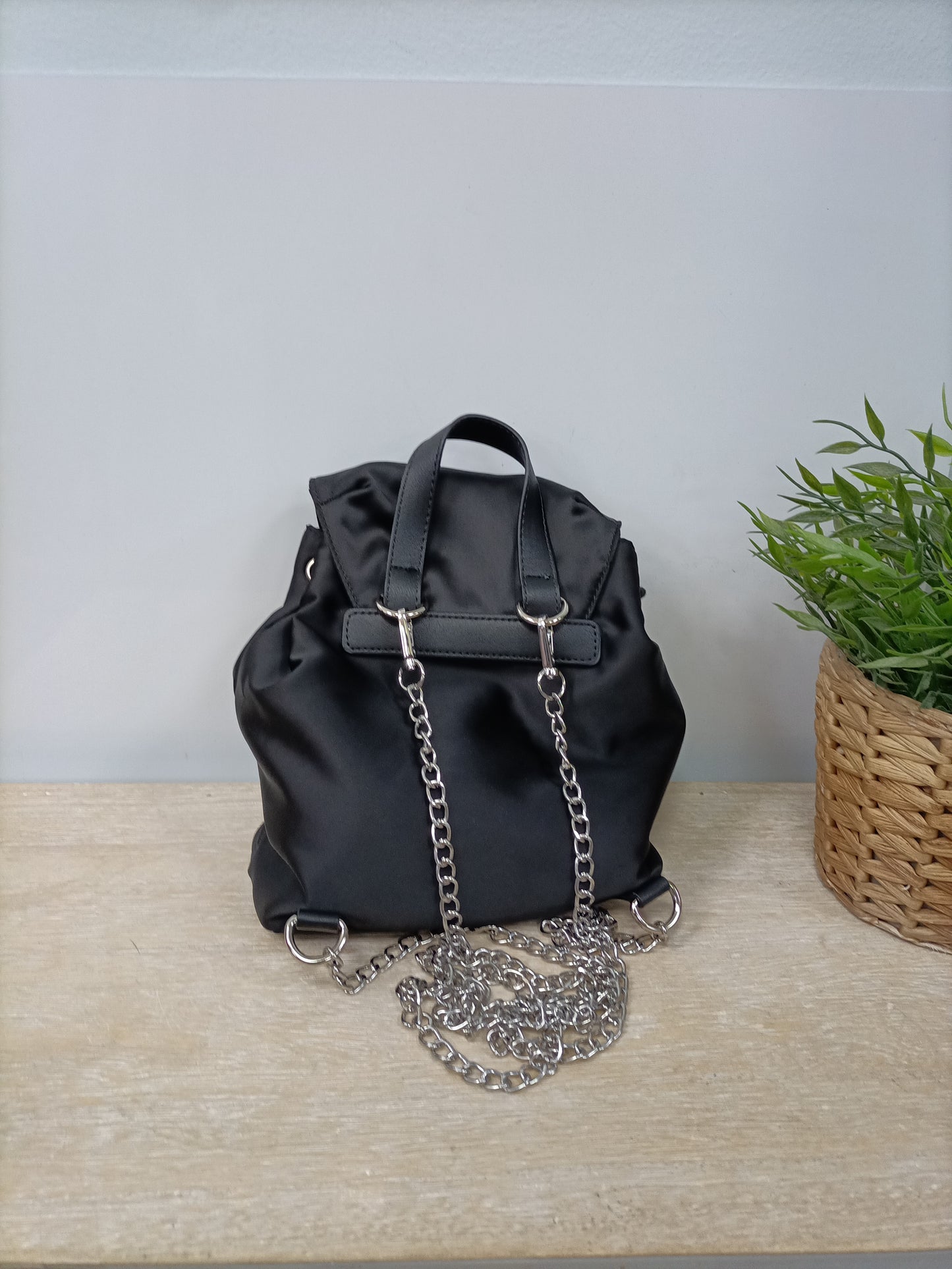 OTRAS. Mochila negra