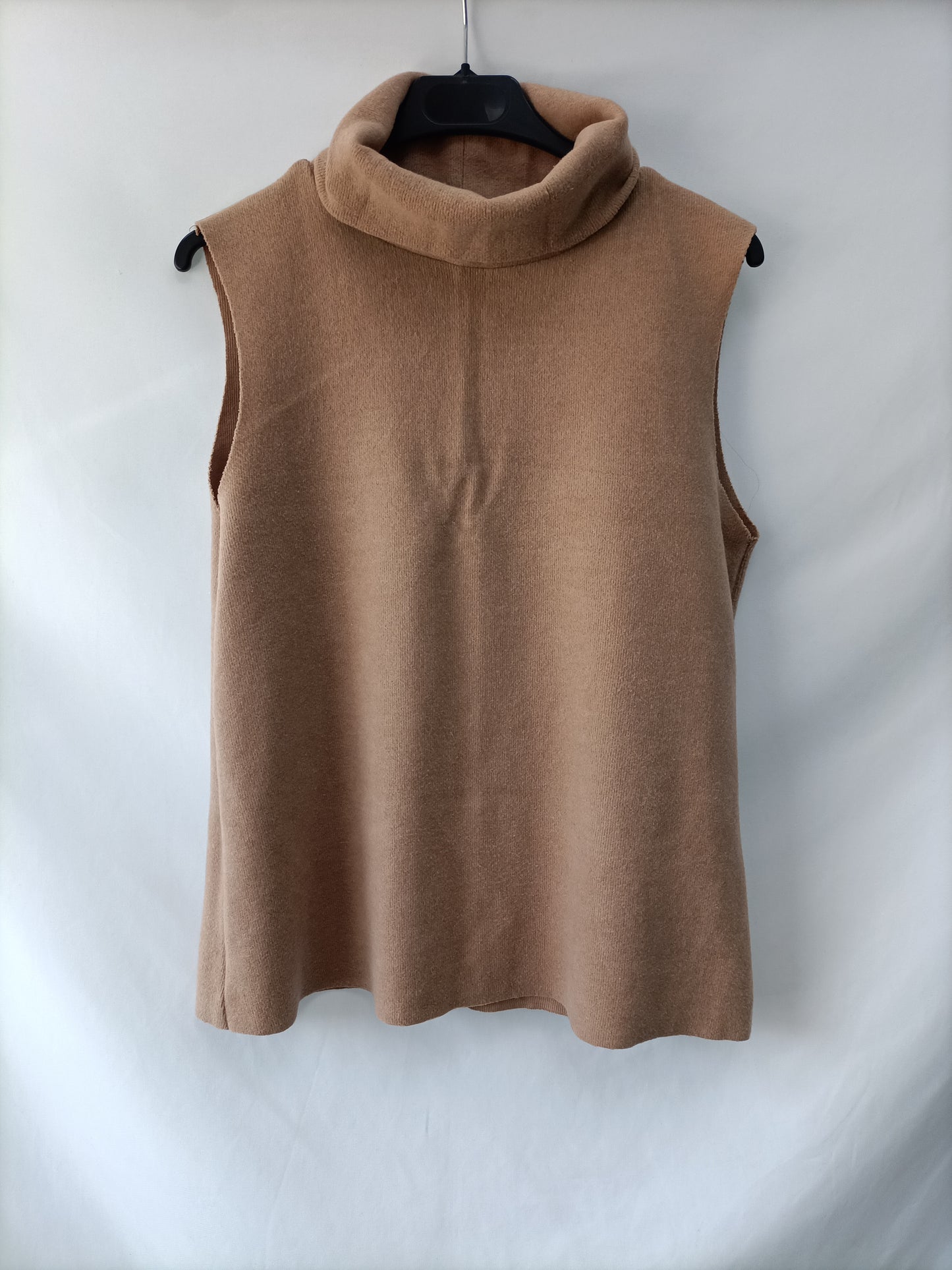 ZARA. Beige sleeveless sweater Tm
