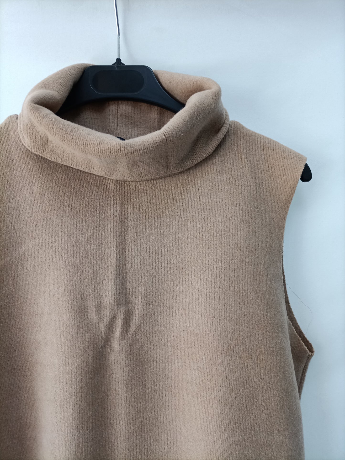 ZARA. Beige sleeveless sweater Tm