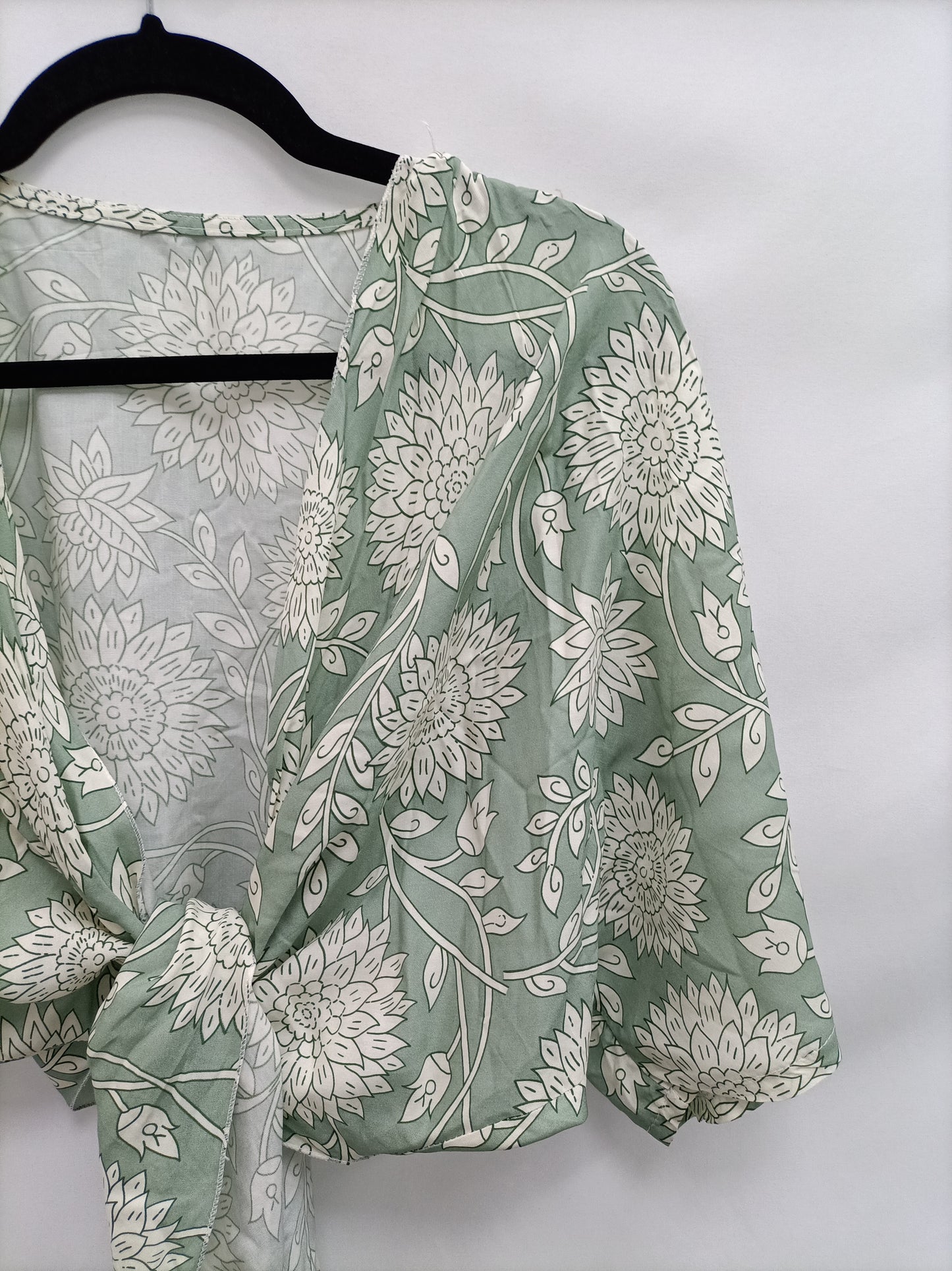 OTHERS. Green floral knotted top YOUR(s)