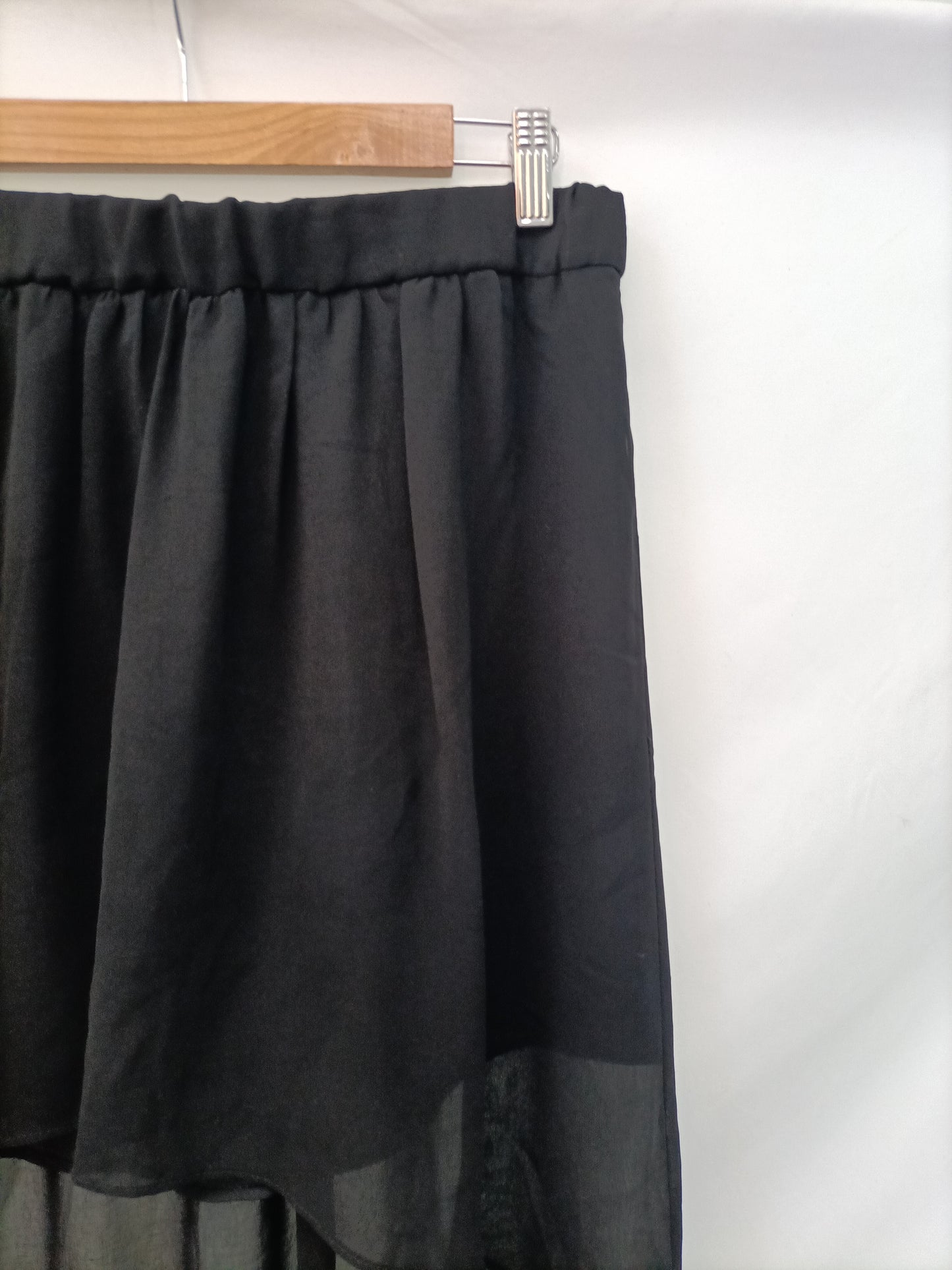 MANGO. Falda negra asimetrica T.l