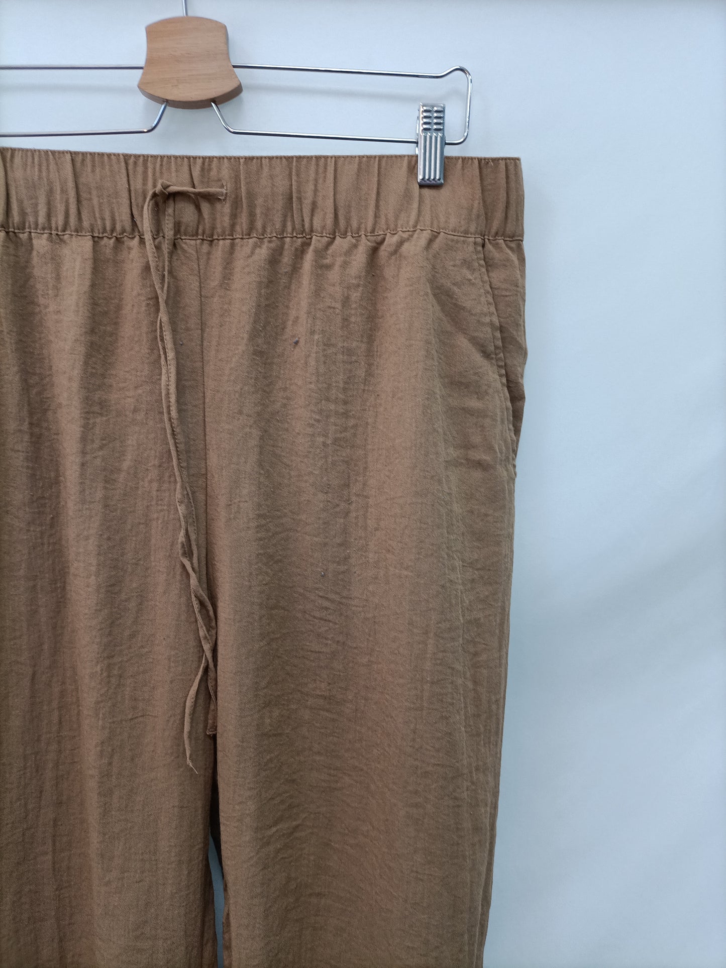 H&M. Pantalón Fluido Camel T.l