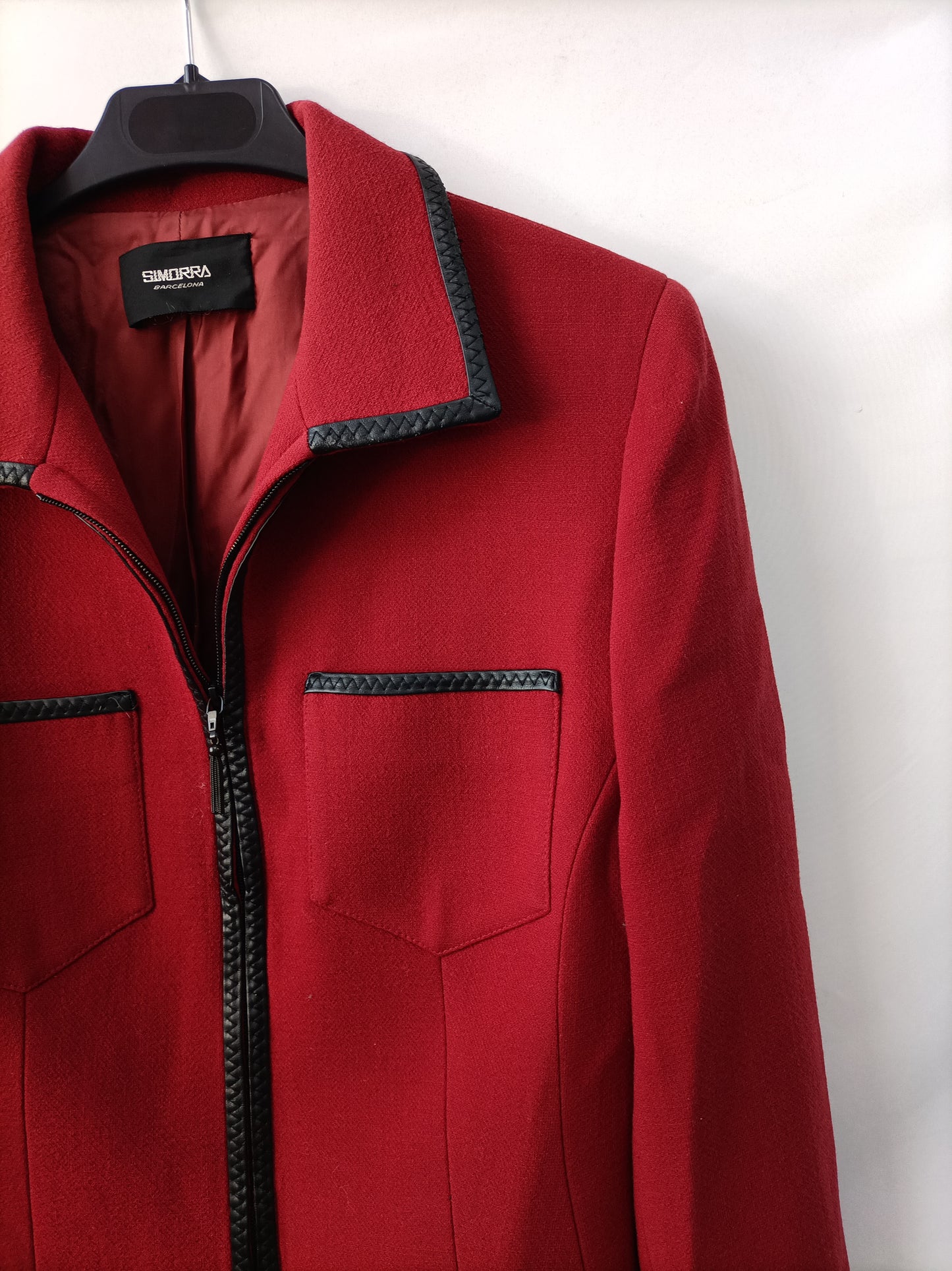 SIMORRA. Chaqueta burdeos cremallera T.40 (36 real)