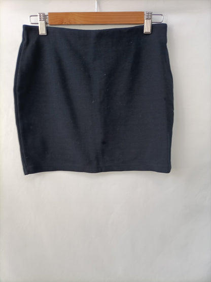 ZARA. Falda negra ajustada T.m