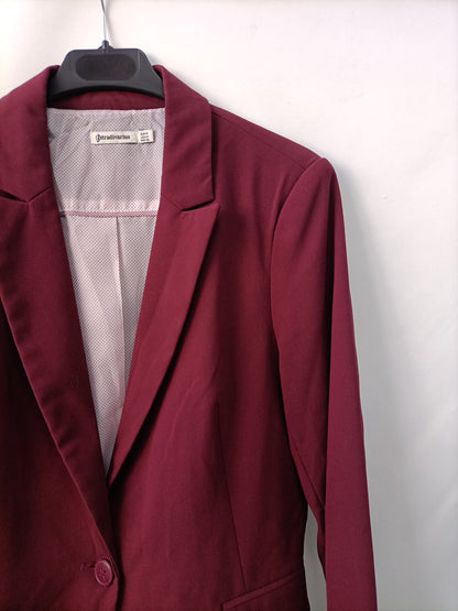 STRADIVARIUS. Blazer burdeos T.m