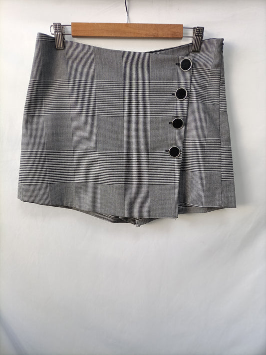 STRADIVARIUS. Falda pantalón cuadros T.40