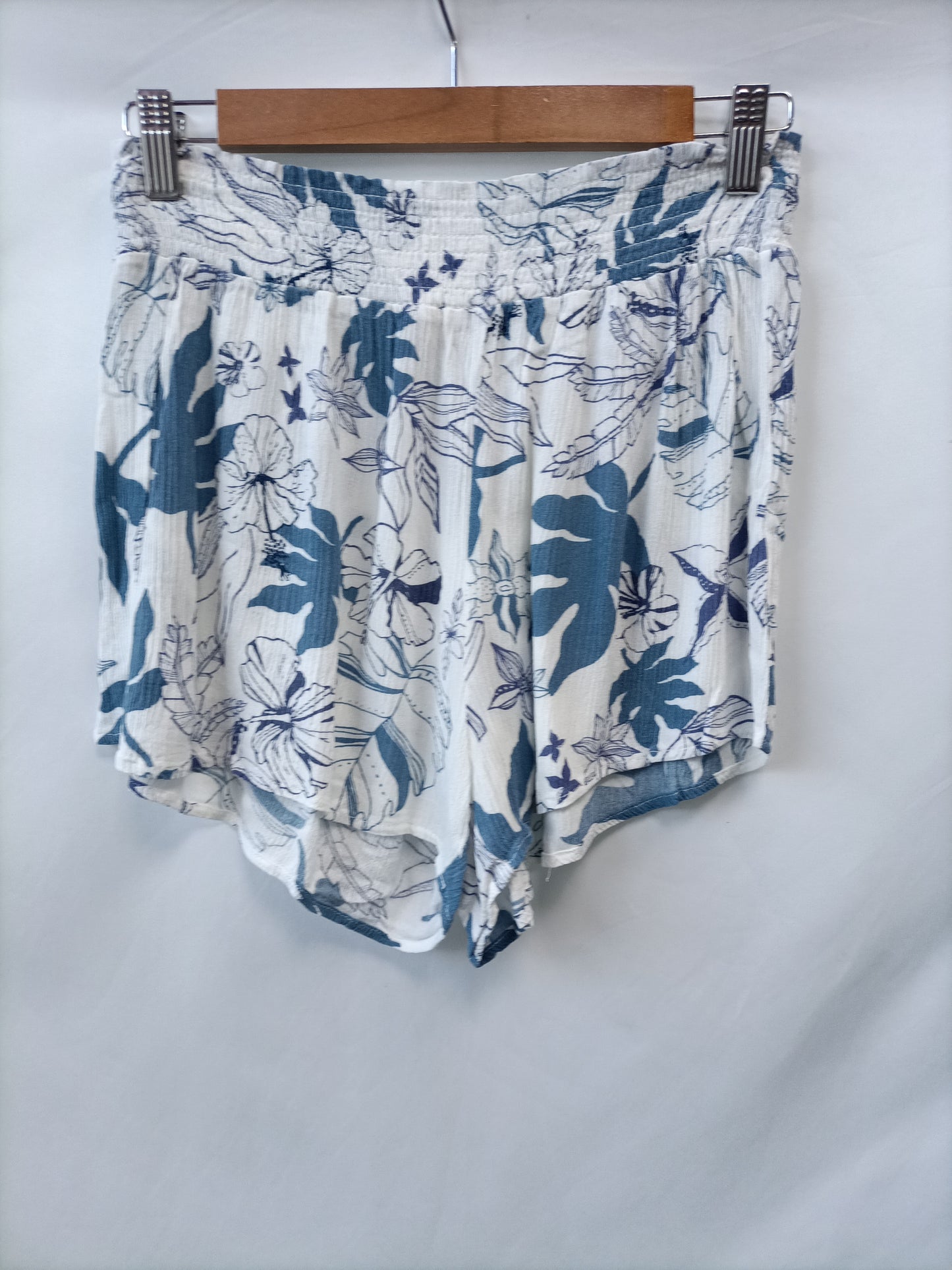 PULL&amp;BEAR. White floral trousers Tl