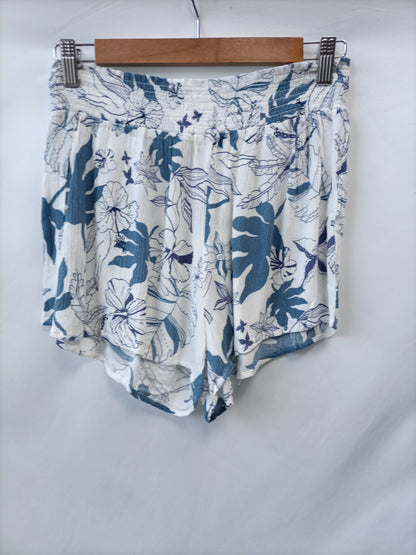 PULL&amp;BEAR. White floral trousers Tl