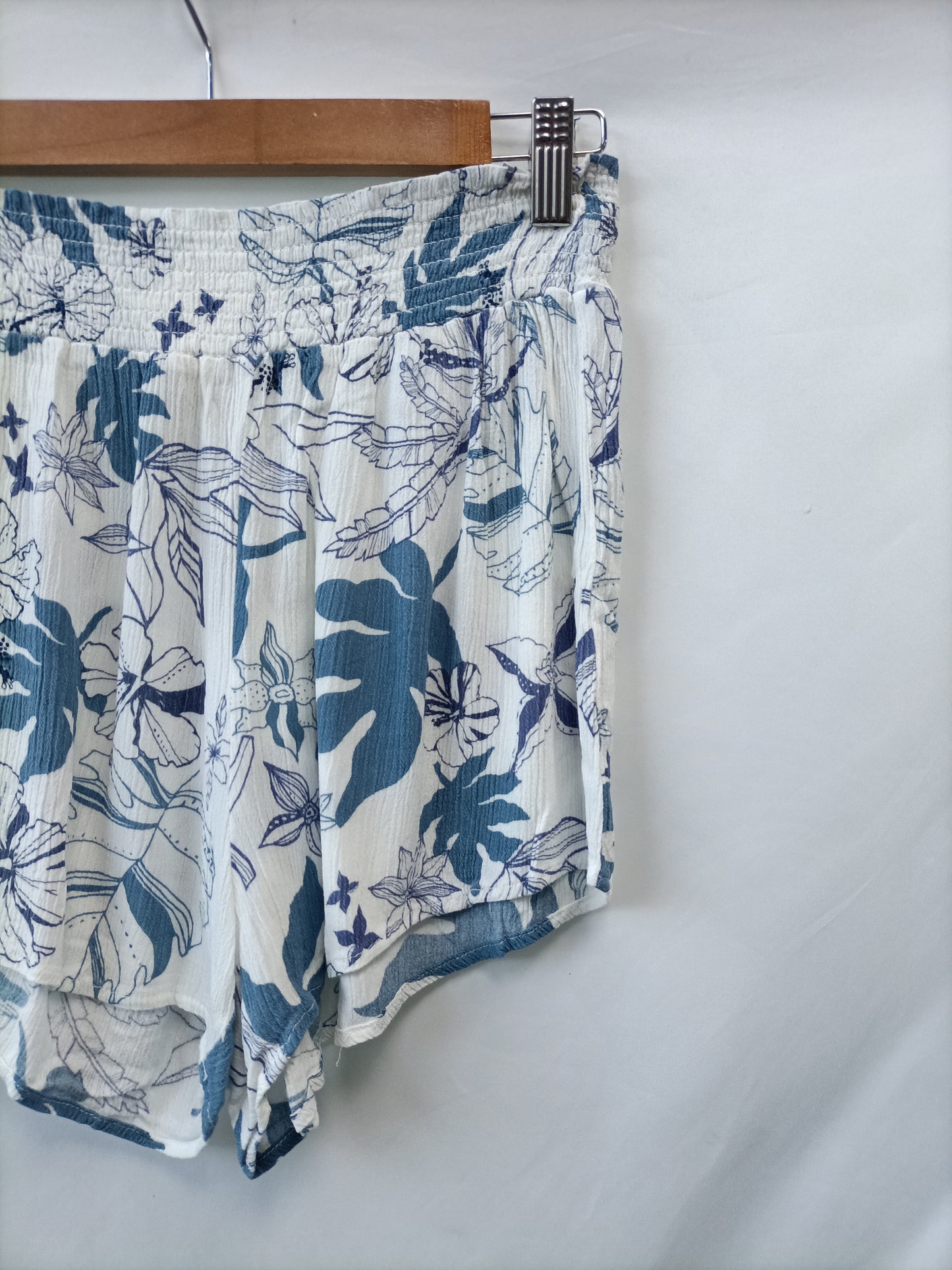 PULL&amp;BEAR. White floral trousers Tl