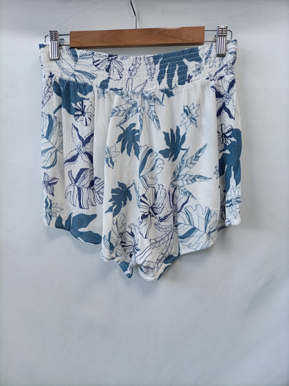 PULL&amp;BEAR. White floral trousers Tl