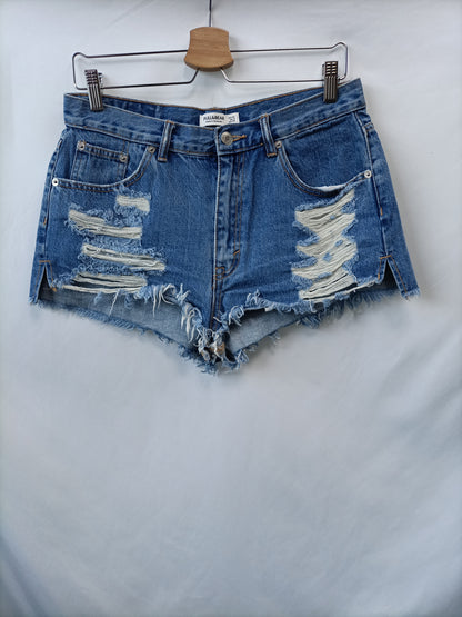 PULL&BEAR. Shorts denom rotos T.40