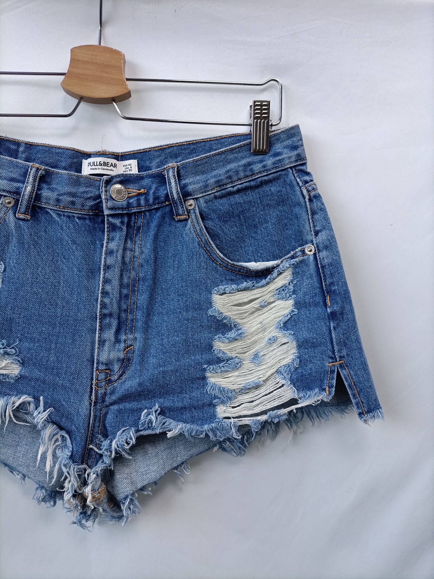 PULL&BEAR. Shorts denom rotos T.40
