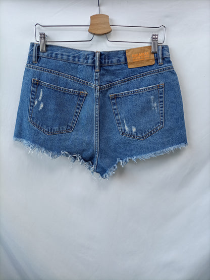 PULL&BEAR. Shorts denom rotos T.40