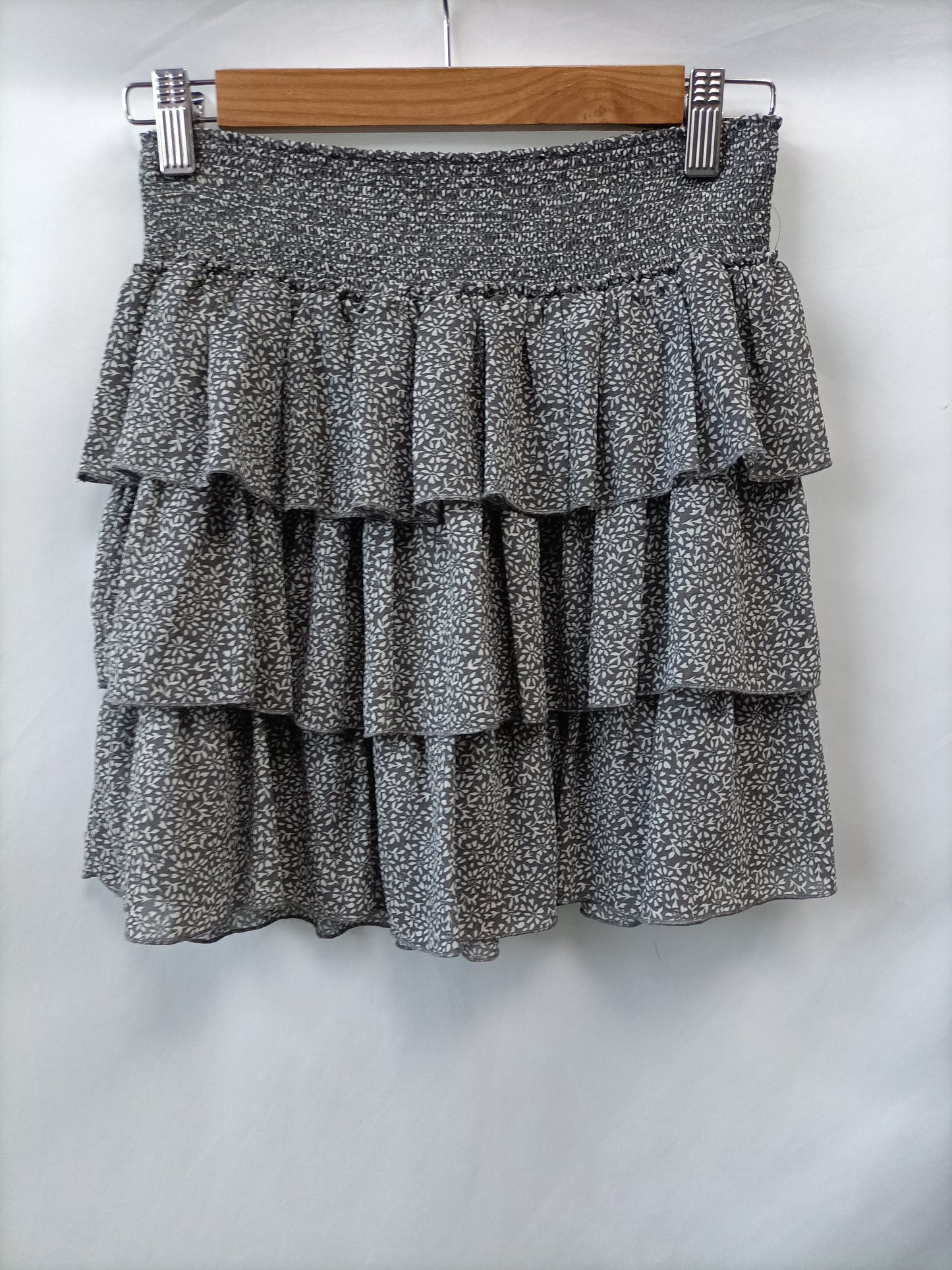 H&M. Falda gris volantes T.38