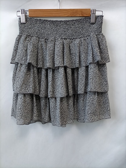 H&M. Falda gris volantes T.38