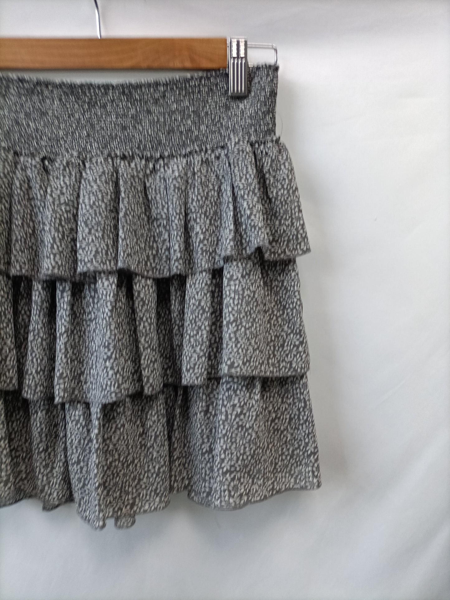 H&M. Falda gris volantes T.38