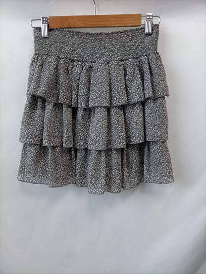 H&M. Falda gris volantes T.38