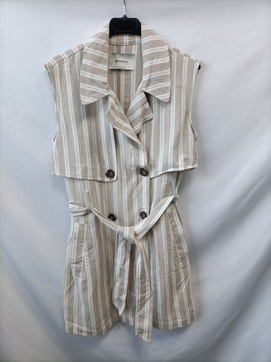 STRADIVARIUS. Chaleco beige y blanco rayas T.m