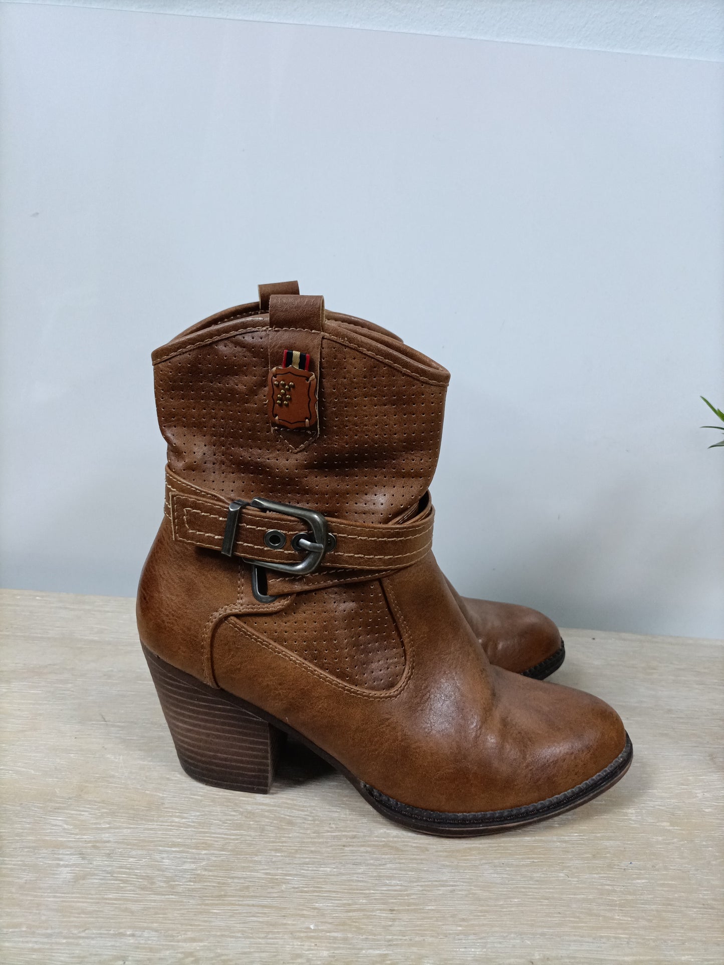REFRES. Botas marrones piel T.37