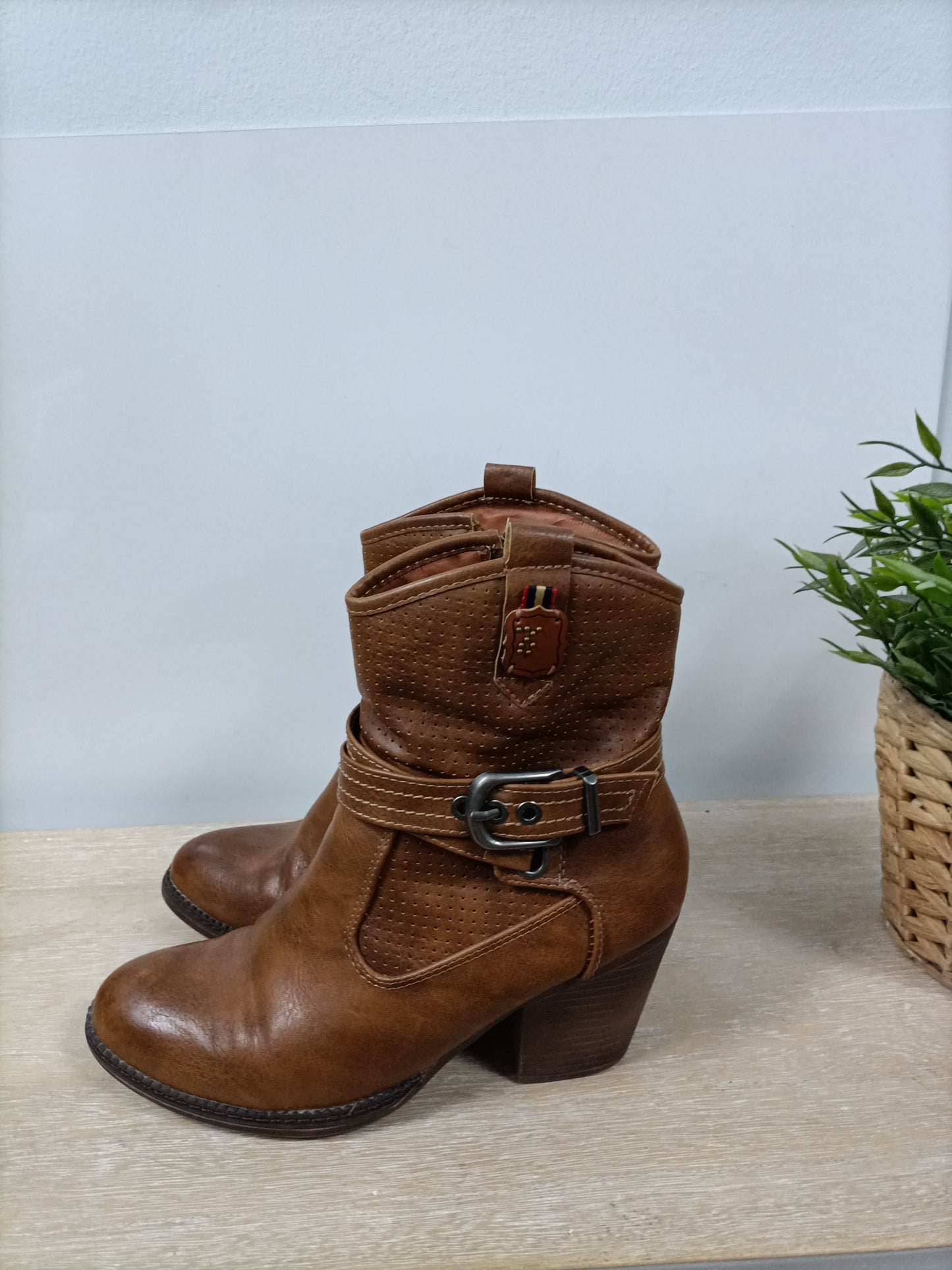 REFRES. Botas marrones piel T.37