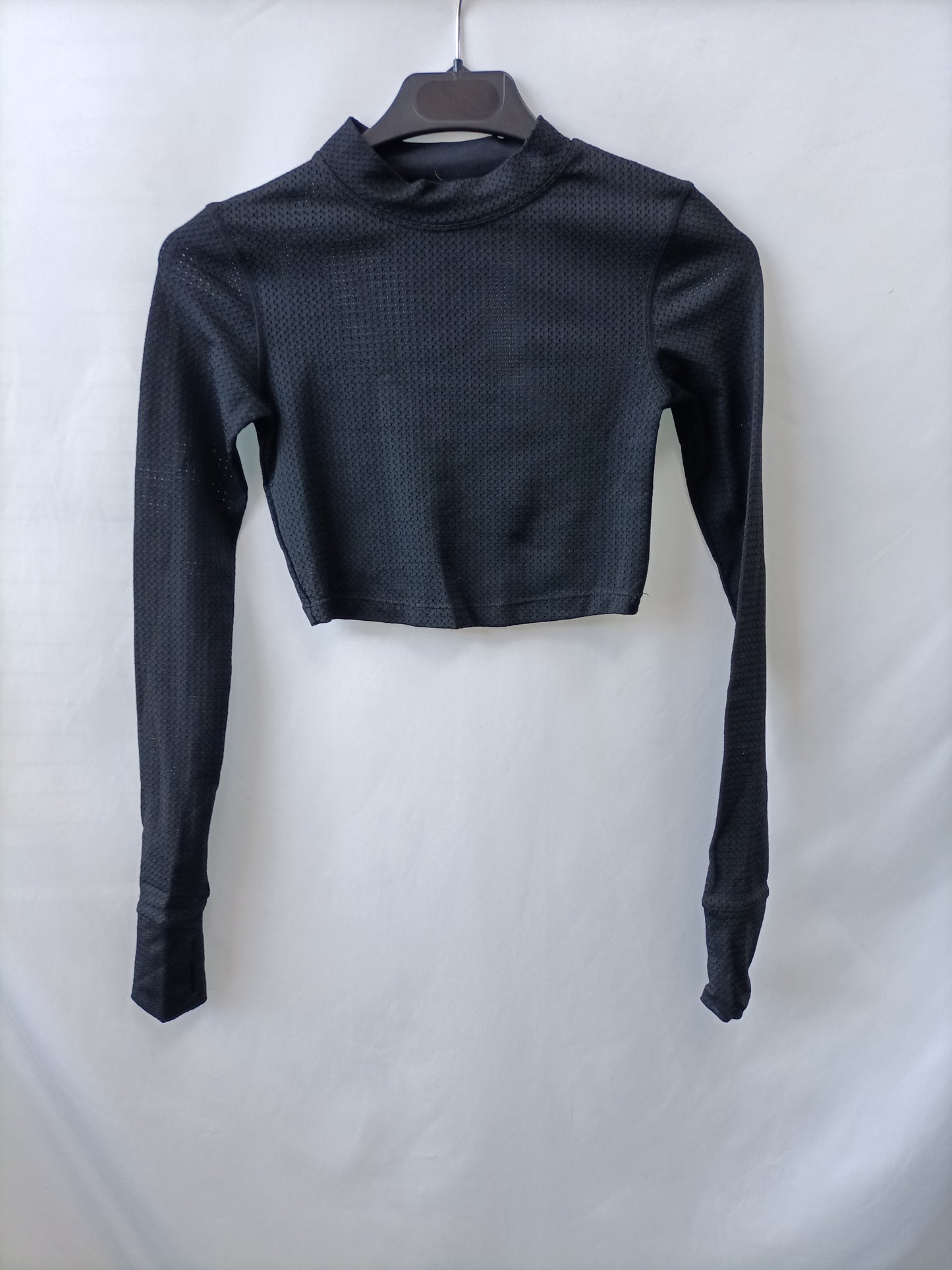 BERSHKA. Croptop negro troquelado T.xs