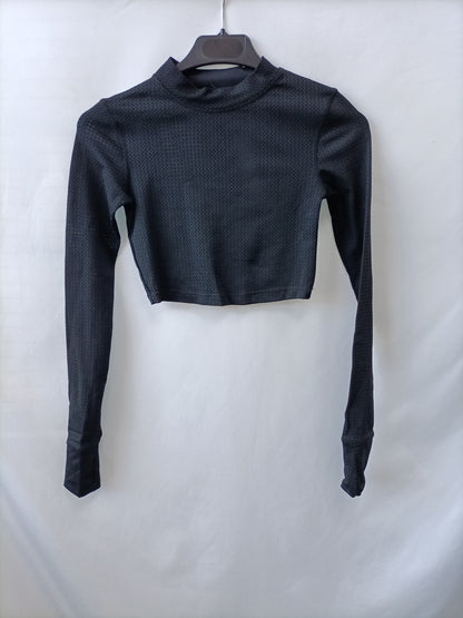 BERSHKA. Croptop negro troquelado T.xs
