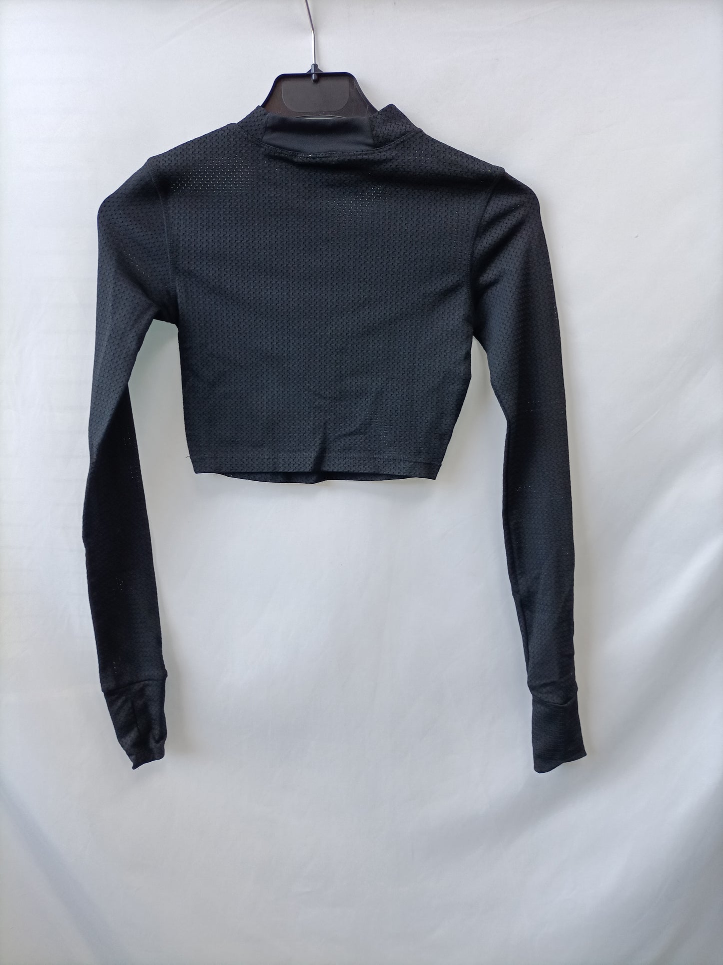 BERSHKA. Croptop negro troquelado T.xs