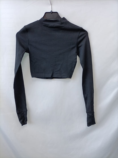BERSHKA. Croptop negro troquelado T.xs