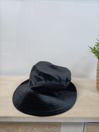 OTRAS. Bucket terciopelo reversible