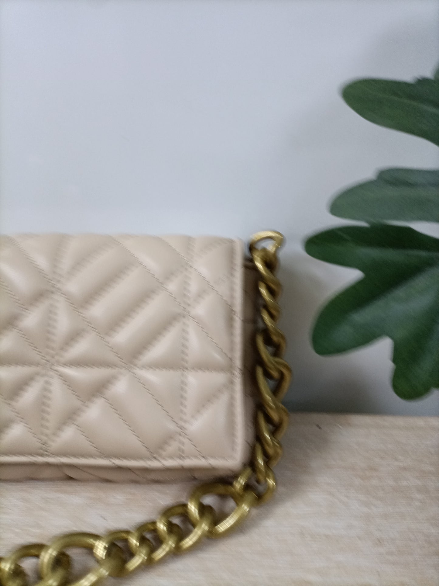 ZARA. Bolso beige cadena
