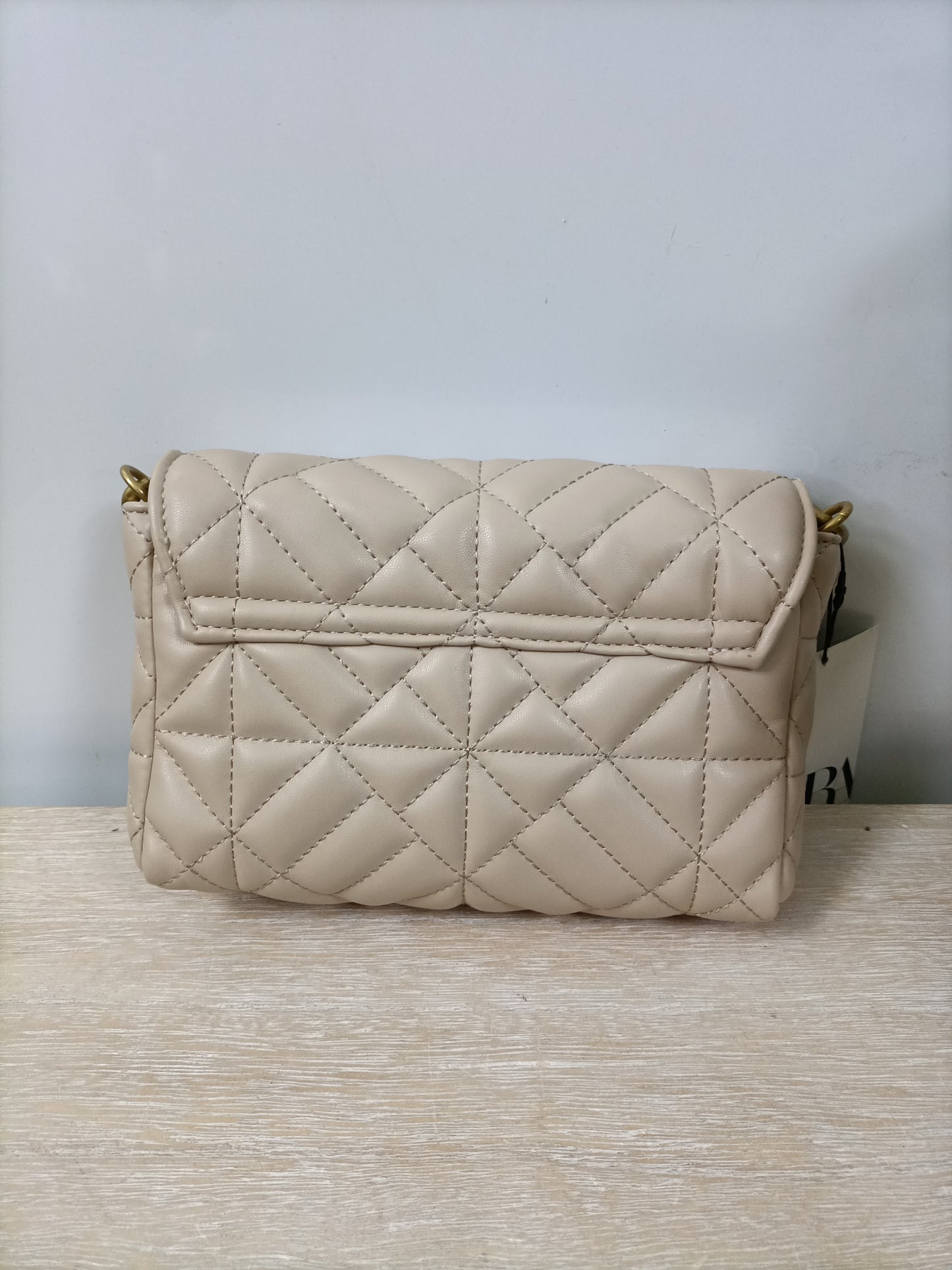 ZARA. Bolso beige cadena
