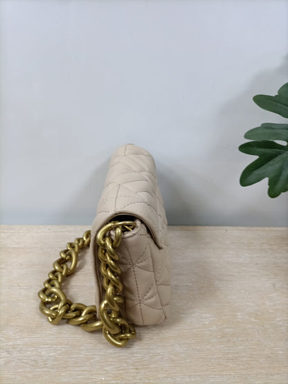 ZARA. Bolso beige cadena