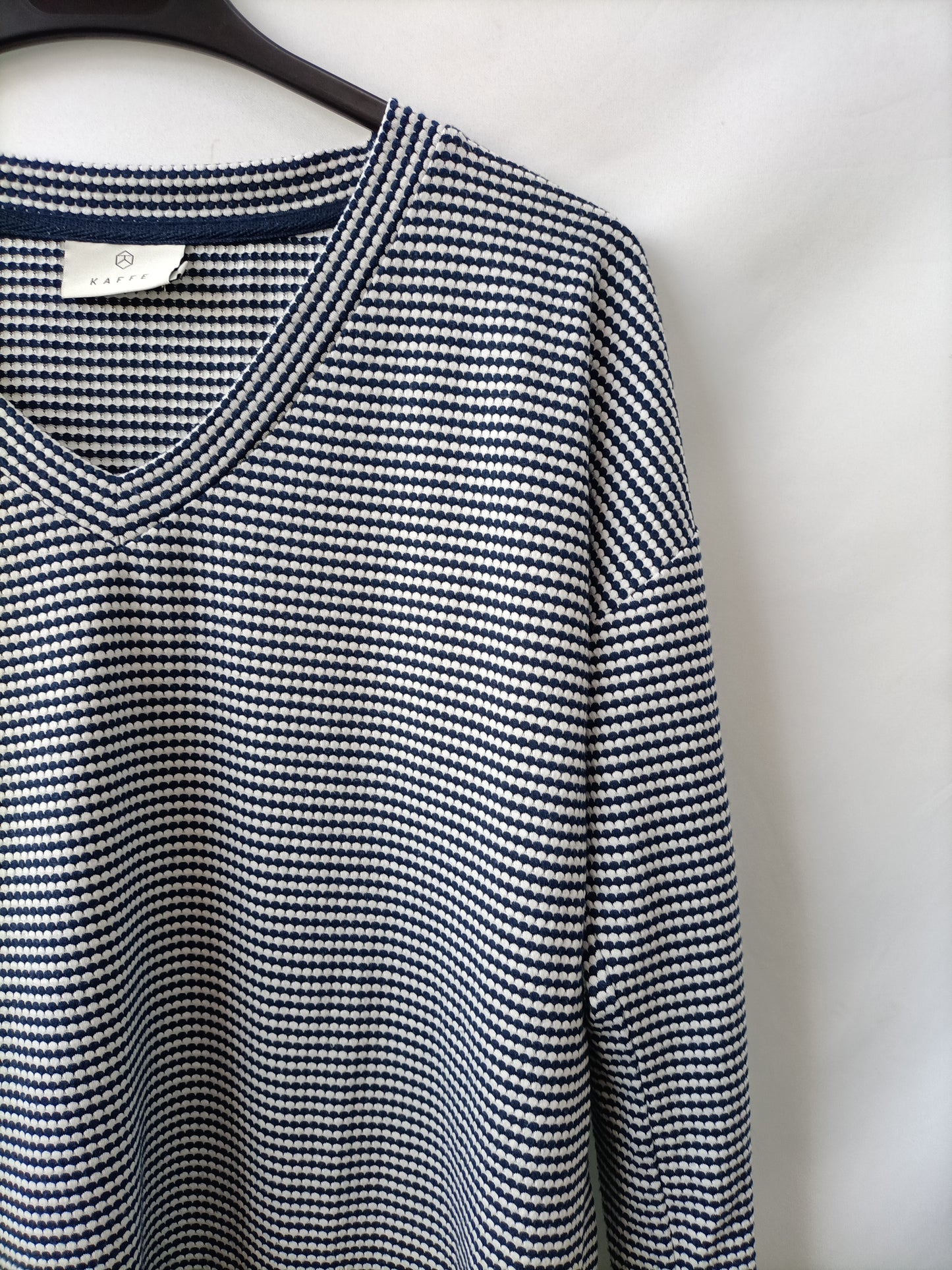 KAFFE. Camiseta rayas textura T.s