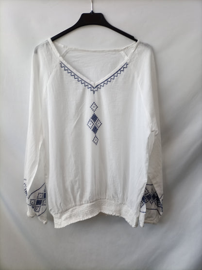 OTRAS. Blusa blanca Bordada Tu(m)