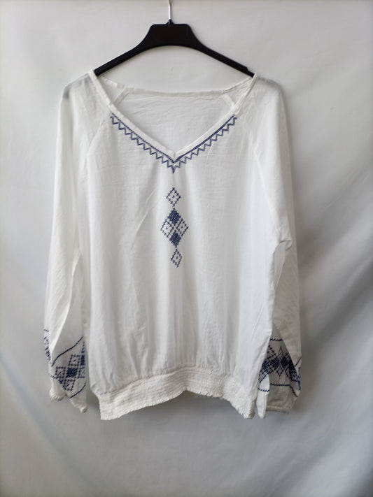 OTRAS. Blusa blanca Bordada Tu(m)