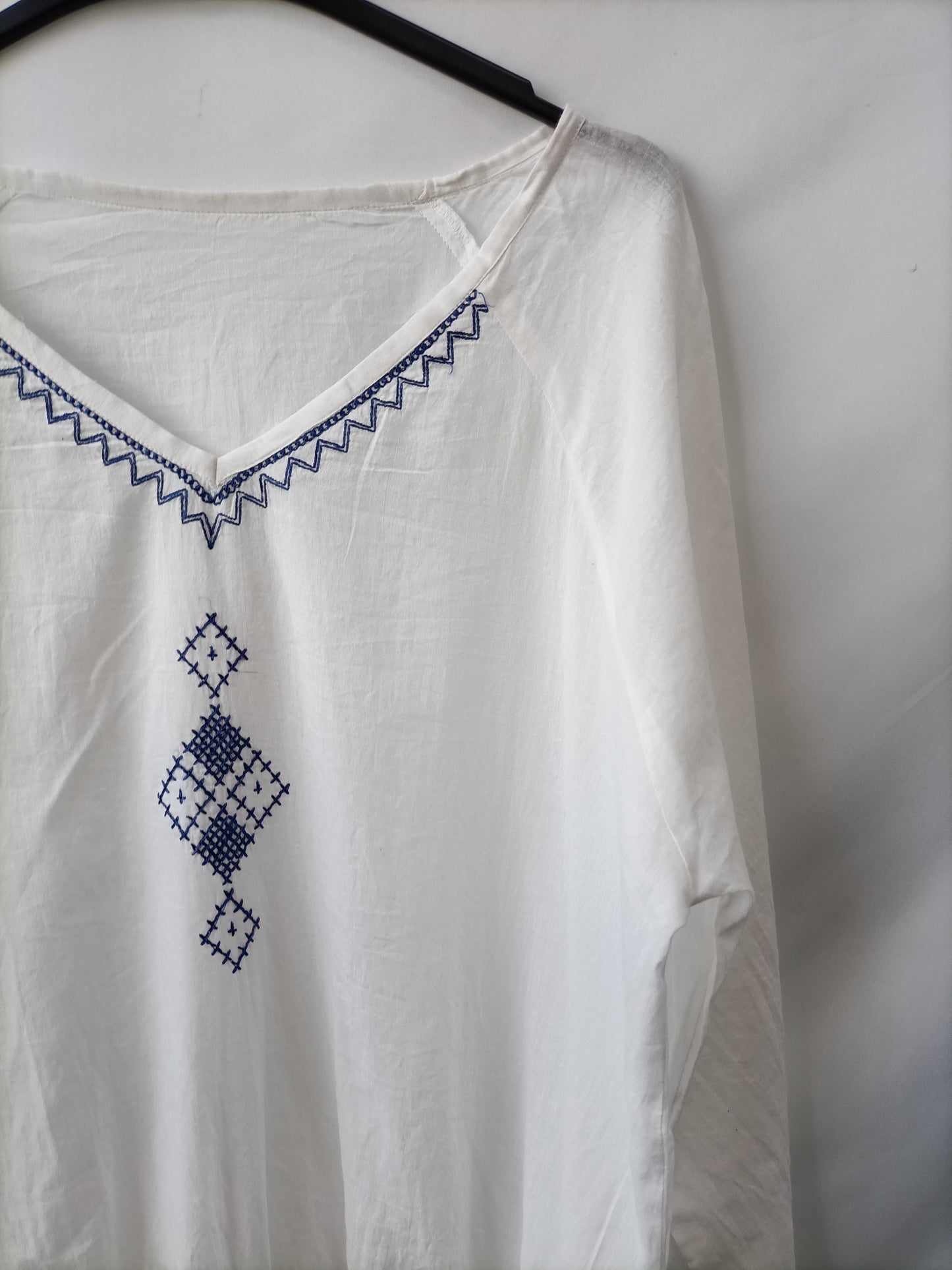 OTRAS. Blusa blanca Bordada Tu(m)