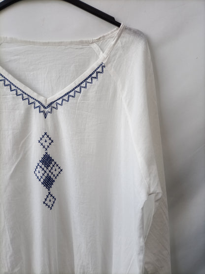 OTRAS. Blusa blanca Bordada Tu(m)