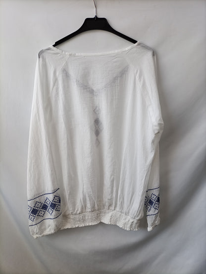 OTRAS. Blusa blanca Bordada Tu(m)