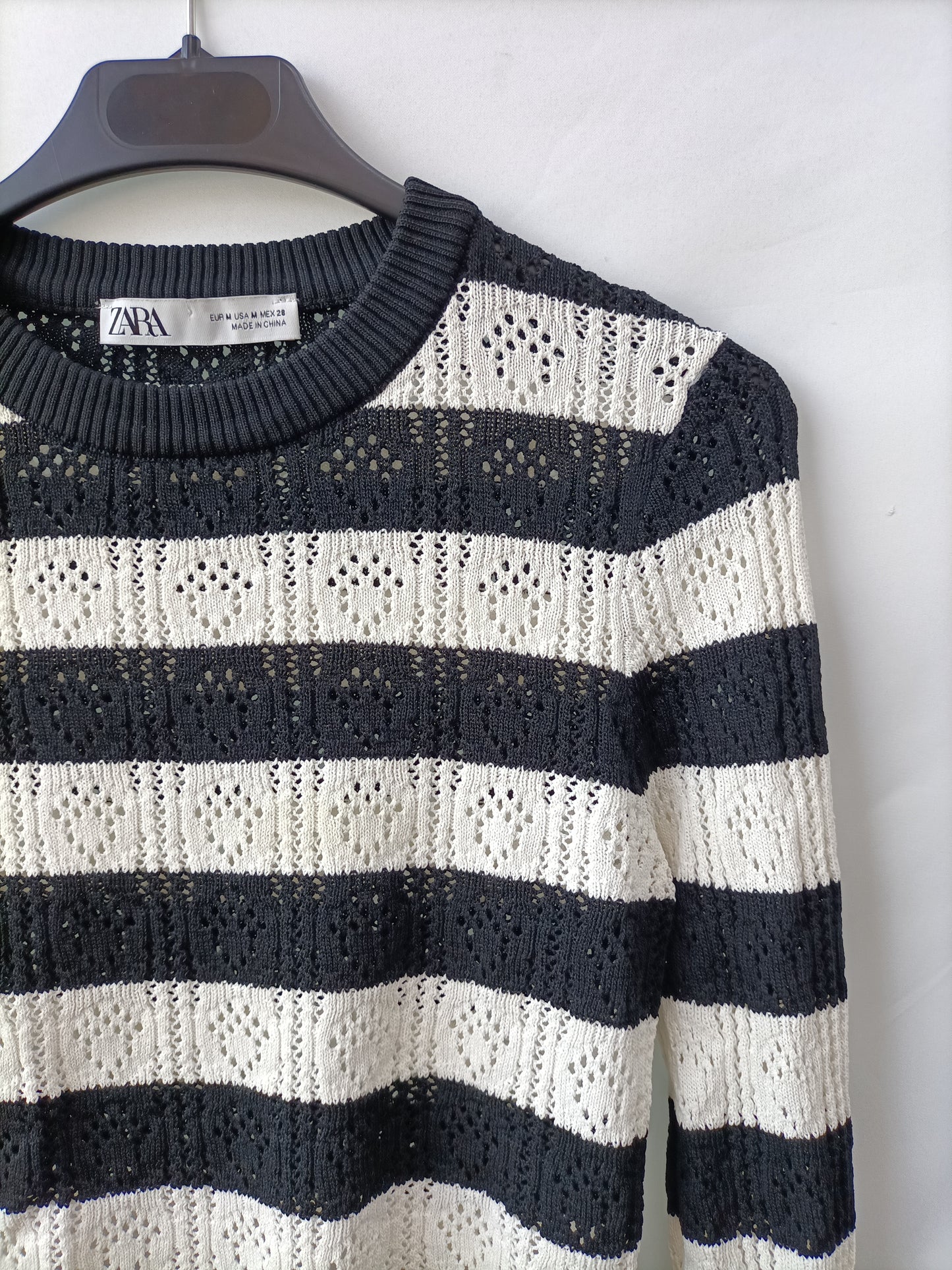 ZARA. Top troquelado rayas T.m