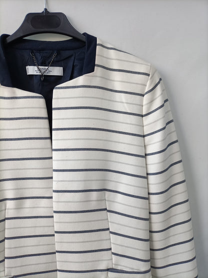 MANGO. Blazer blanca a rayas azules T.36