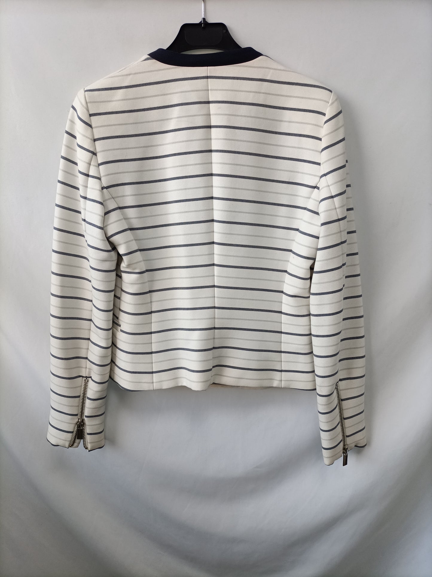 MANGO. Blazer blanca a rayas azules T.36