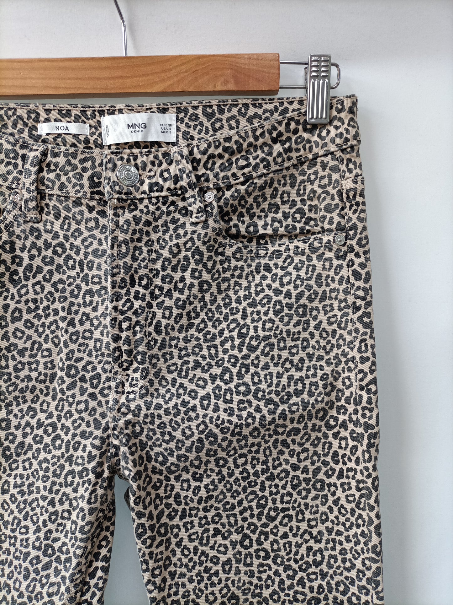MANGO. Pantalón animal print T.36