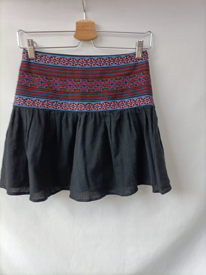 MARGOT. Falda negra cintura bordados T.s