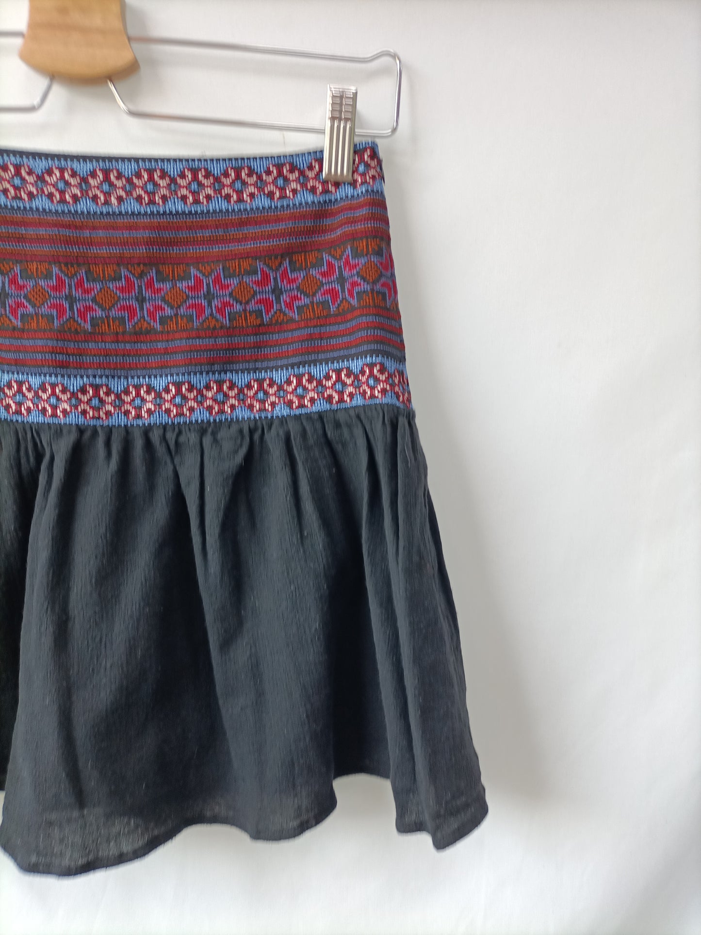 MARGOT. Falda negra cintura bordados T.s