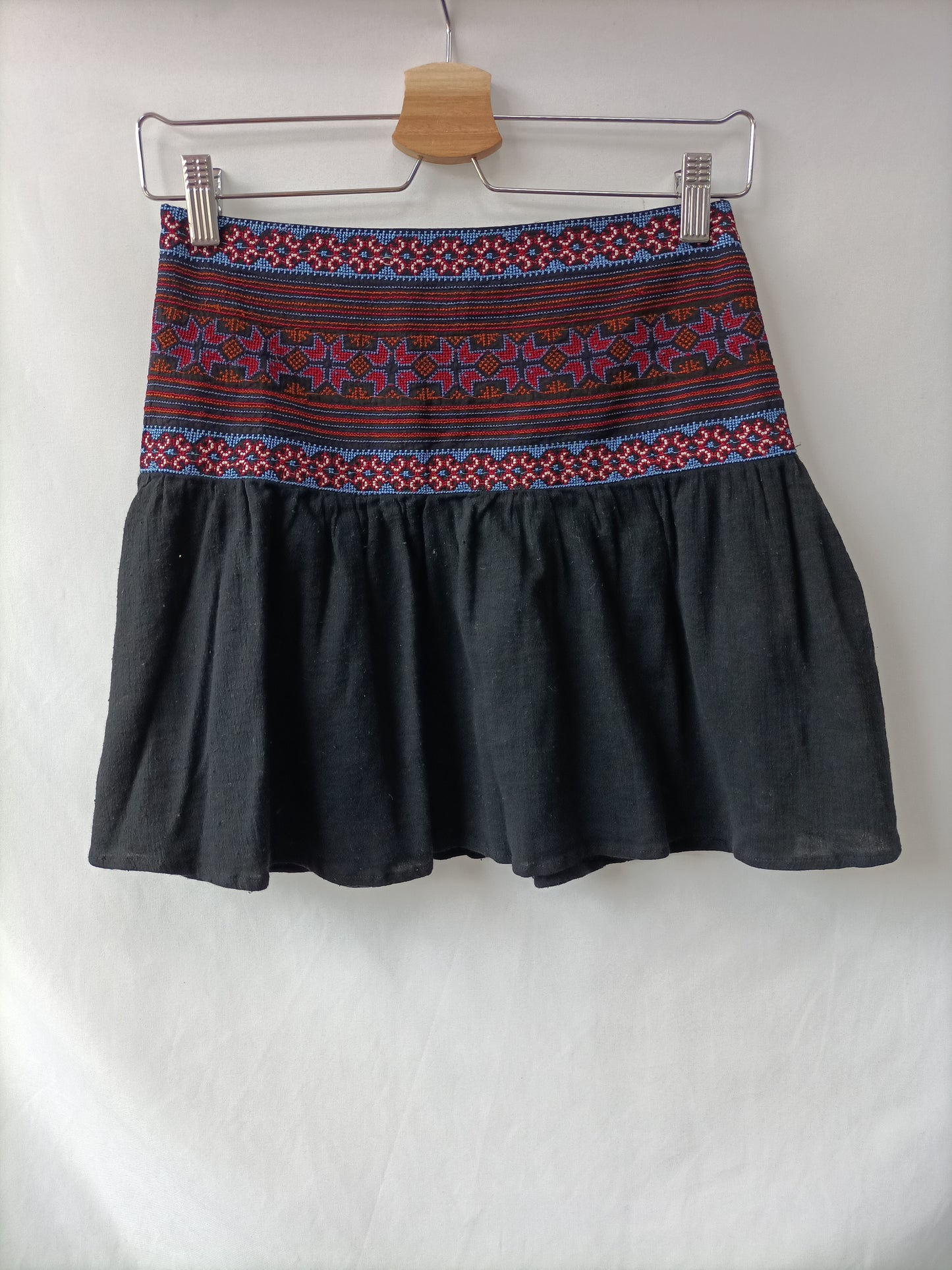 MARGOT. Falda negra cintura bordados T.s