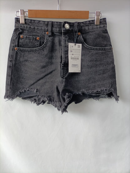 ZARA. Shorts negro deshilachados T.36