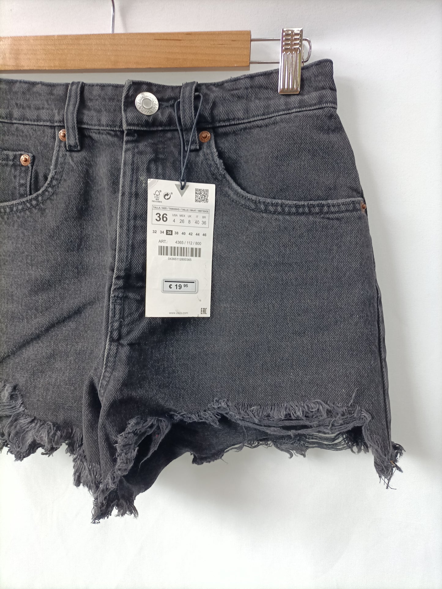 ZARA. Shorts negro deshilachados T.36