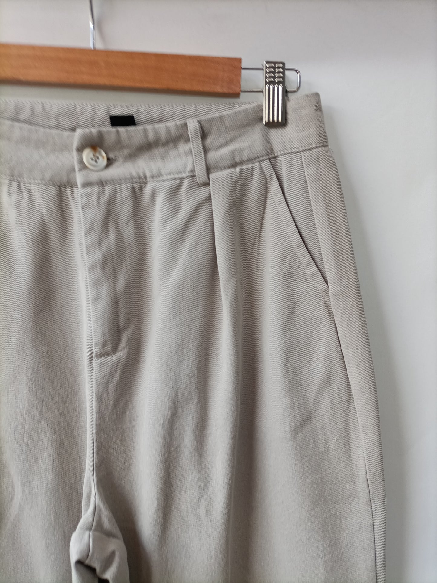 SHEIN. Pantalón gris pinzas T.m